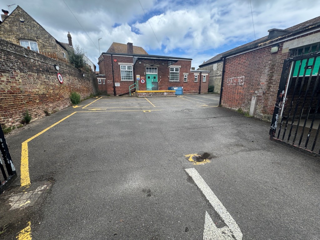 Lot: 42 - FREEHOLD PREMISES IN CENTRAL LOCATION WITH PARKING - Rear elevation and car park